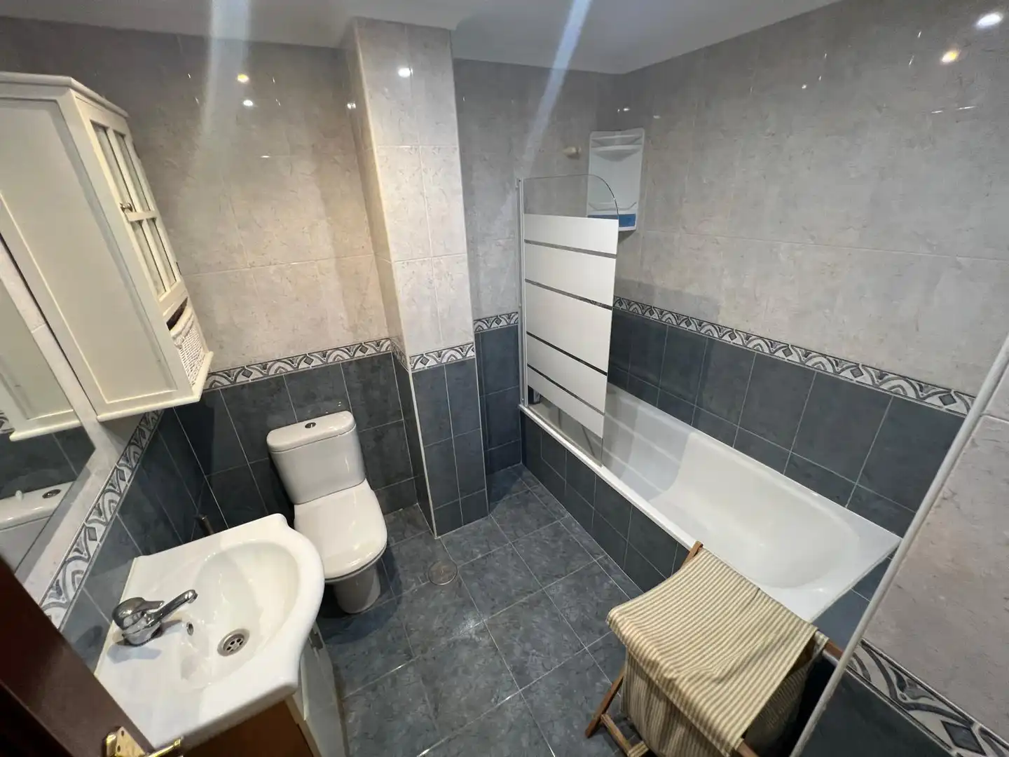 Badezimmer von Maisonette zum Verkauf in Nava mit Heizung, Abstellraum und Möbliert