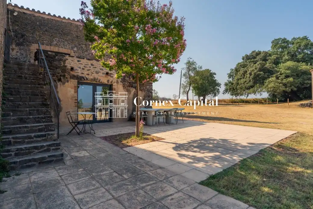 Terrasse von Country house zur Miete in Rupià mit Klimaanlage, Heizung und Privatgarten