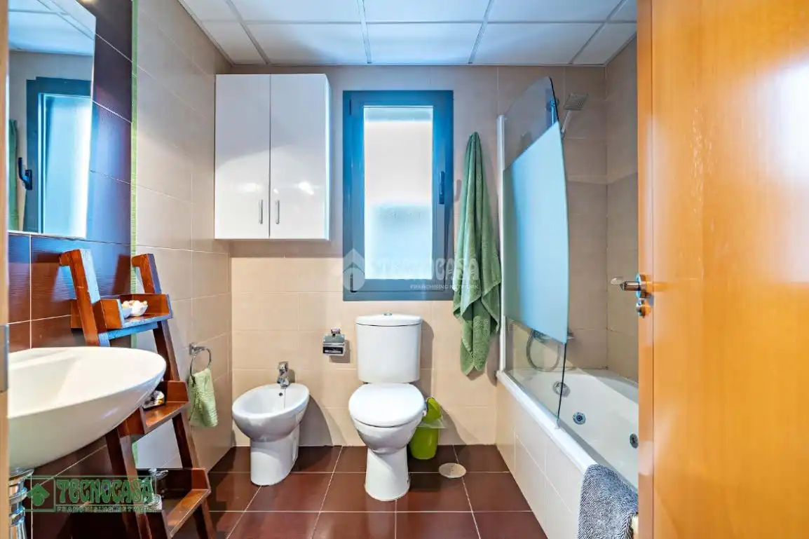 Baño de Ático en venta en El Ejido con Aire acondicionado, Parquet y Balcón
