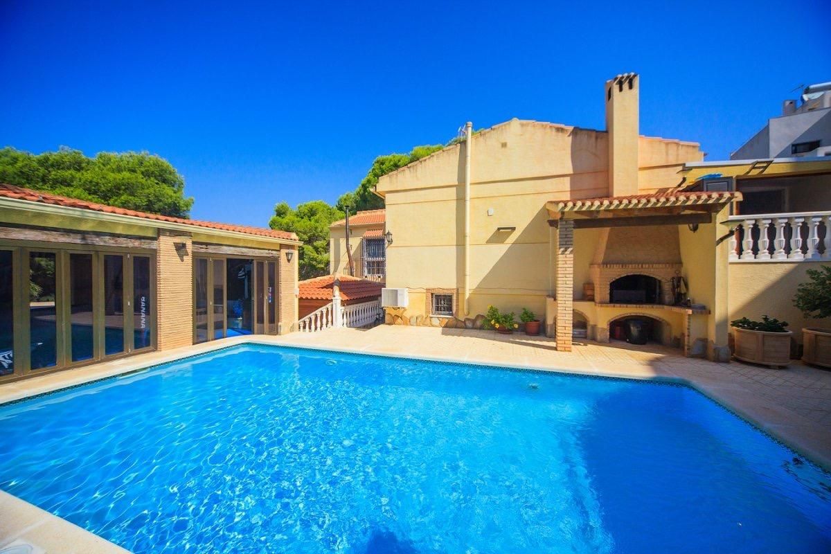 Swimming pool of House or chalet for sale in Torrevieja  with Air Conditioner, Heating and Private garden