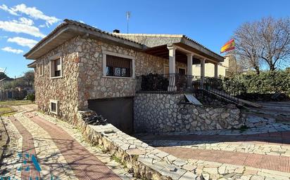 Vista exterior de Casa o xalet en venda en Camarma de Esteruelas amb Calefacció, Jardí privat i Parquet