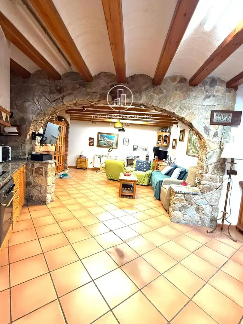 Sala d'estar de Casa o xalet en venda en Arenys de Munt amb Calefacció, Terrassa i Moblat