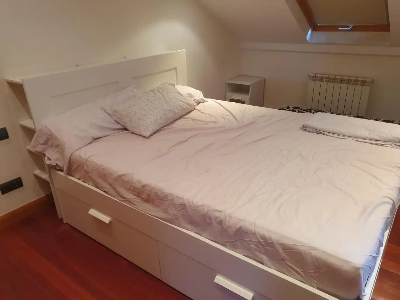 Dormitori de Casa adosada en venda en Vigo  amb Calefacció, Jardí privat i Moblat