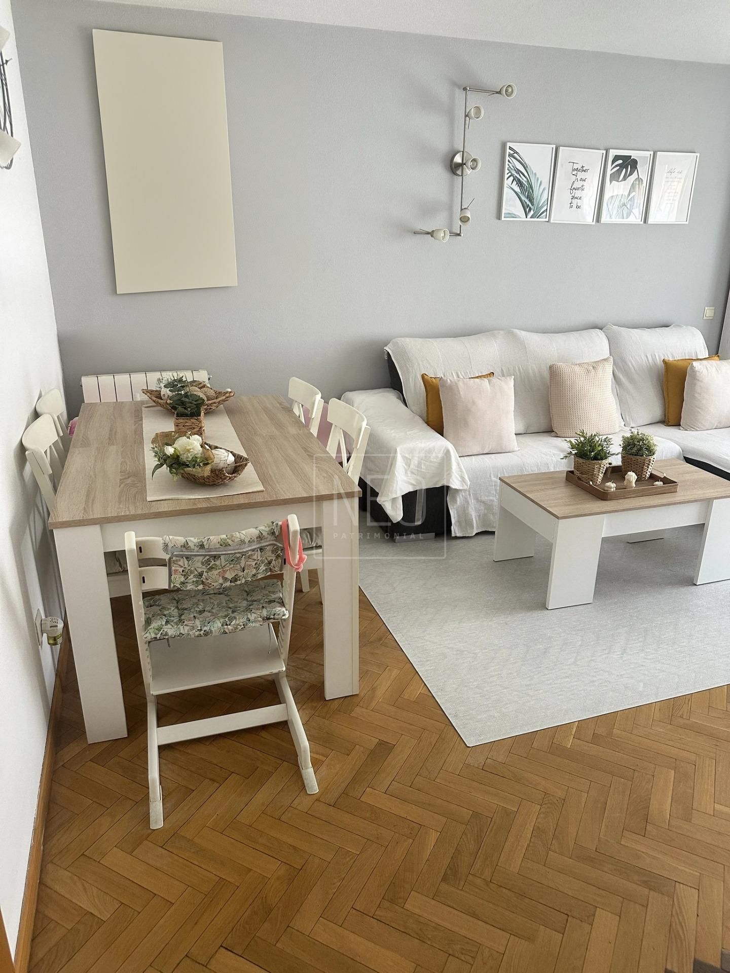 Sala d'estar de Pis en venda en  Madrid Capital amb Calefacció, Jardí privat i Parquet