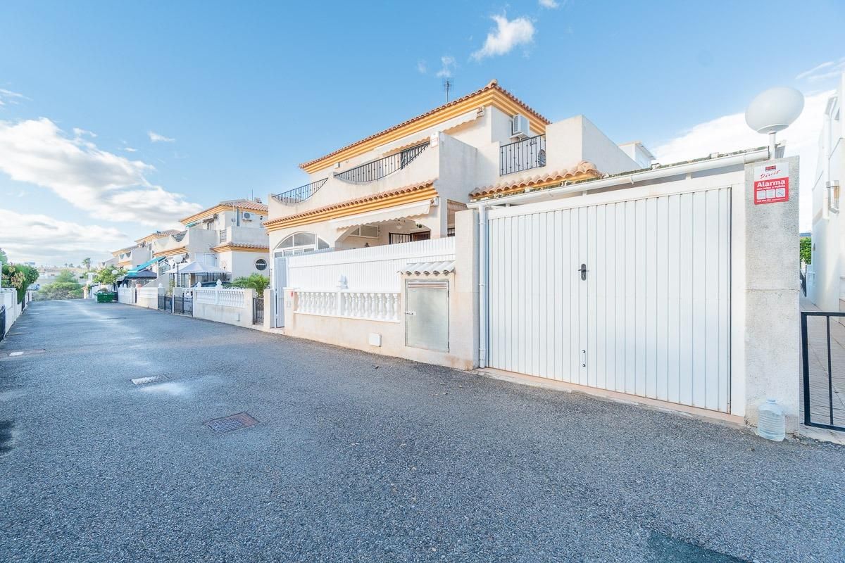 Vista exterior de Casa adosada en venta en Orihuela con Aire acondicionado, Jardín privado y Terraza