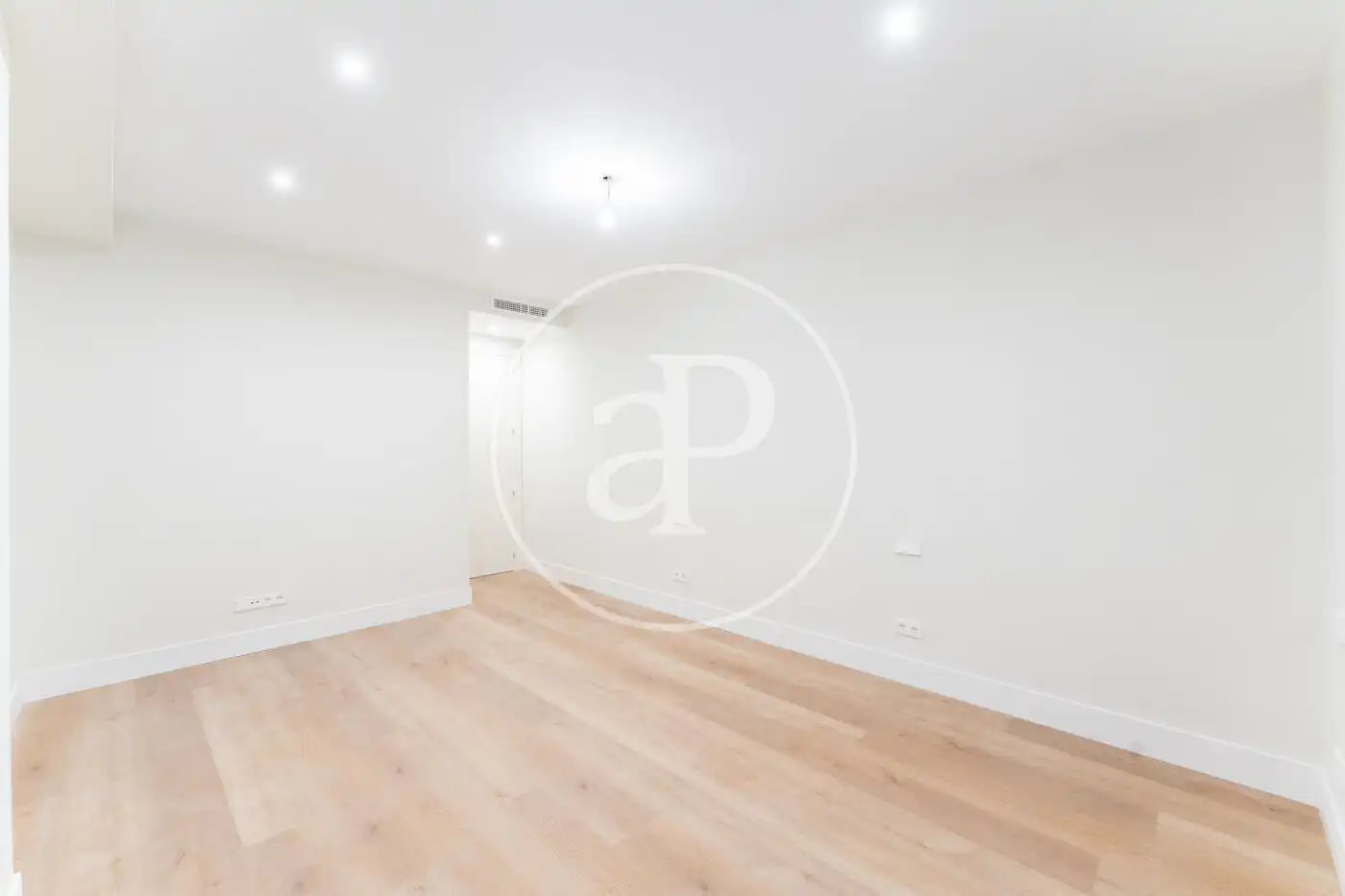 Flat for sale in Madrid  with Air Conditioner, Heating and Storage room