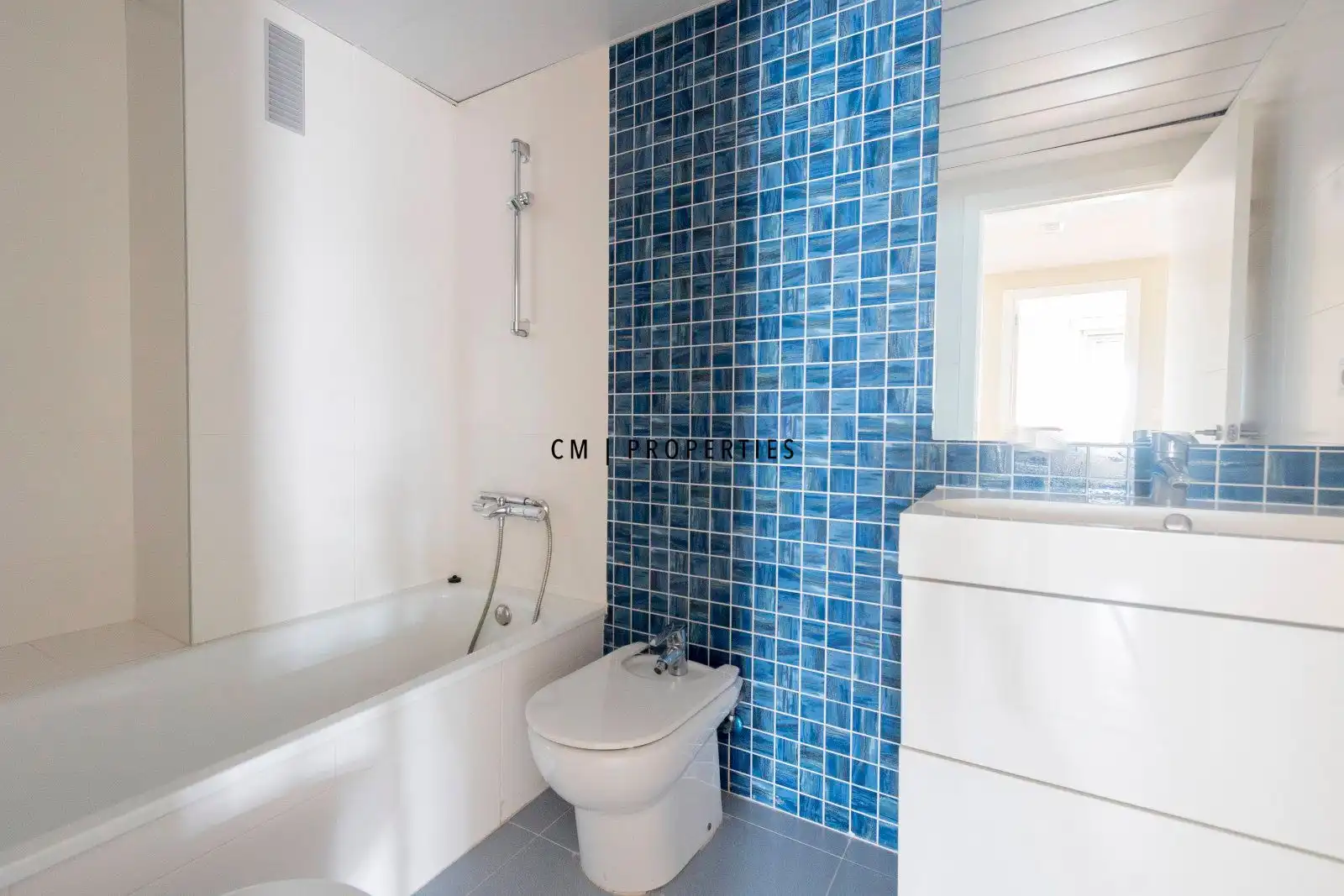 Bathroom of Duplexes for sale in Valencia  with Air Conditioner, Heating and Parquet flooring