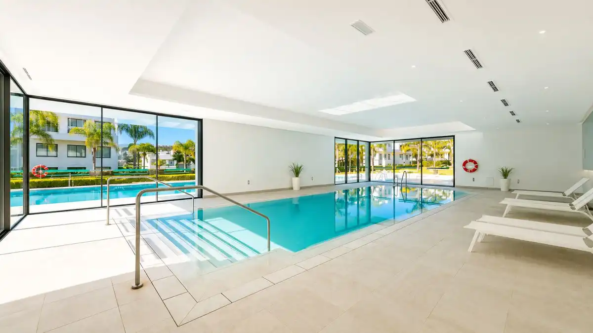 Schwimmbecken von Wohnungen zum Verkauf in Estepona mit Klimaanlage, Terrasse und Abstellraum