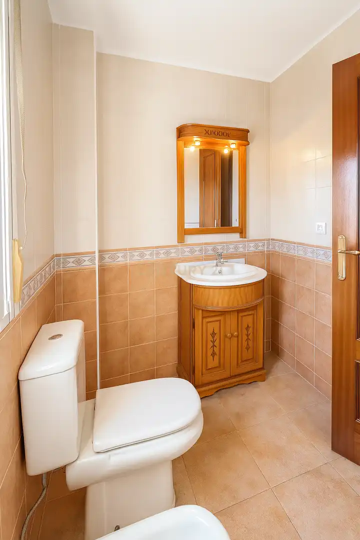 Bathroom of Flat for sale in Trujillo  with Air Conditioner, Oven and Washing machine
