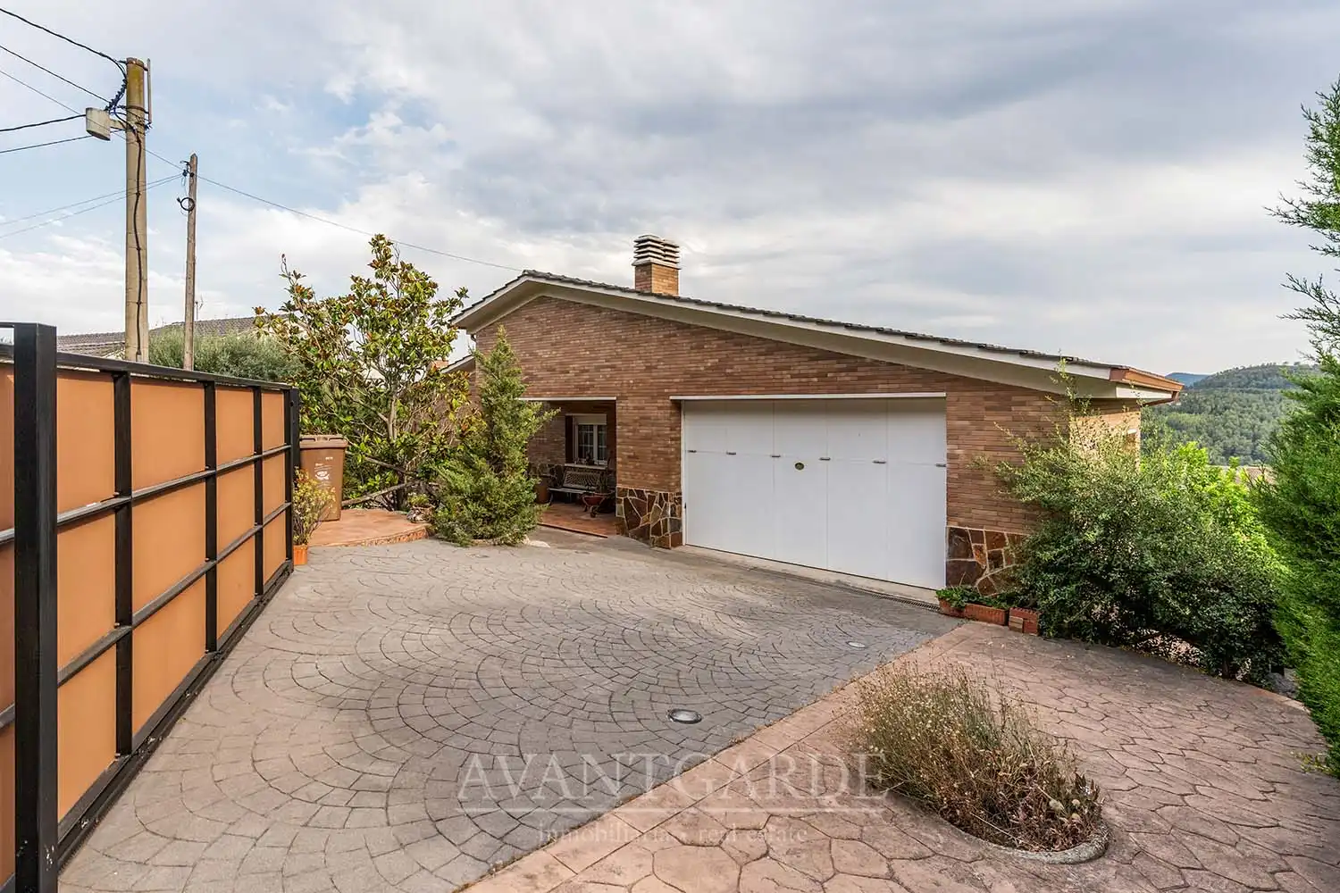 Vista exterior de Casa o xalet en venda en Pallejà amb Aire condicionat, Calefacció i Jardí privat