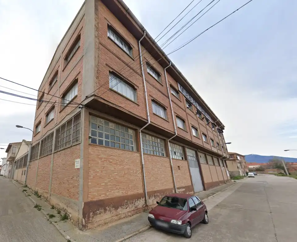Gewerbefläche zum Verkauf in Calle Pinos 8