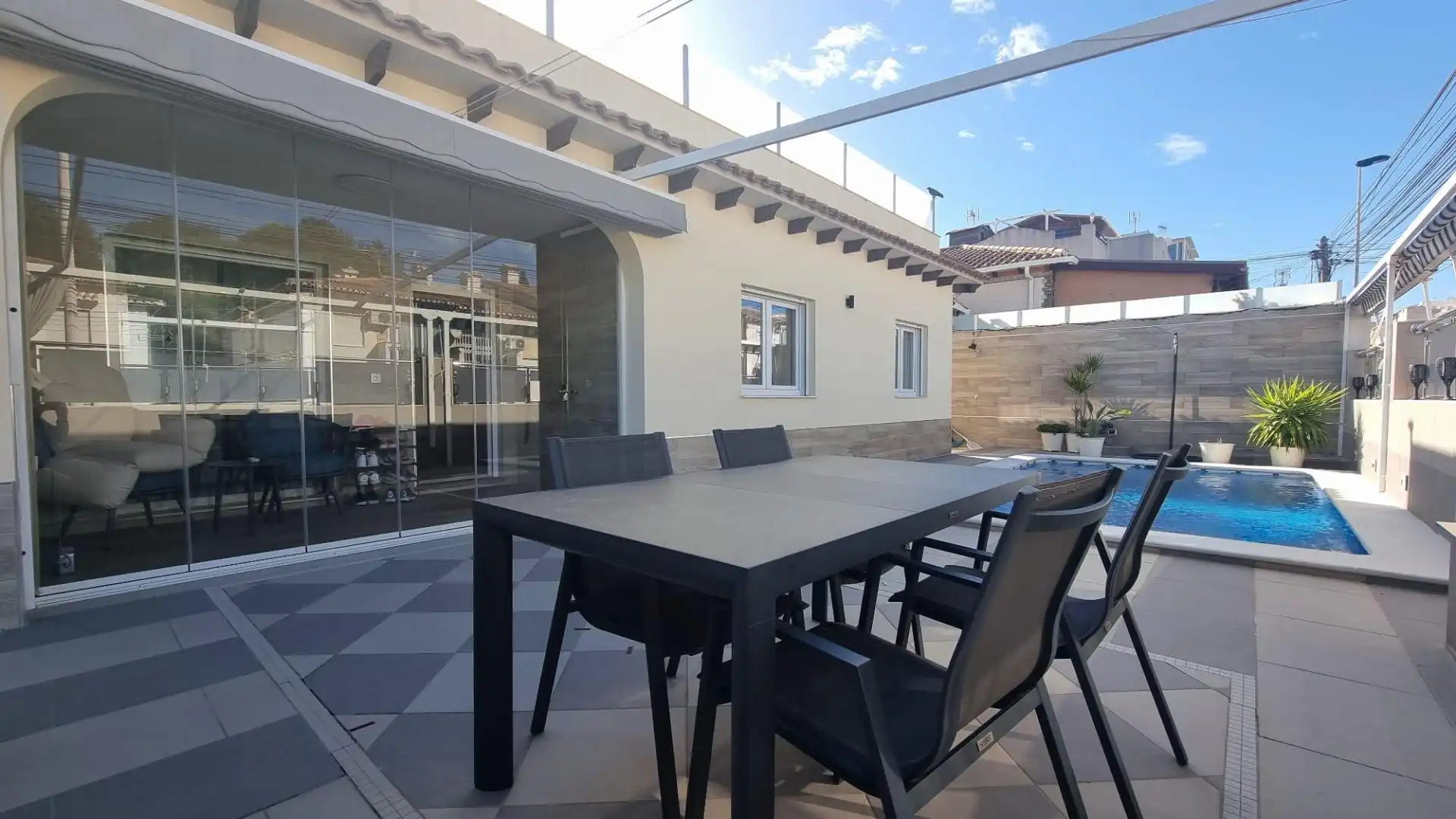 Villa con piscina in vendita a Calle laguna azul