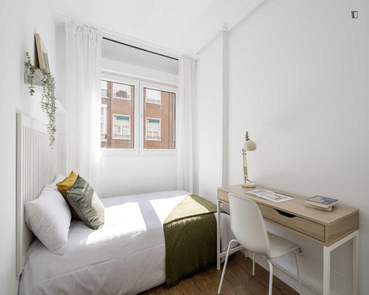 Dormitori de Apartament per a compartir en  Madrid Capital amb Moblat, Forn i Rentadora