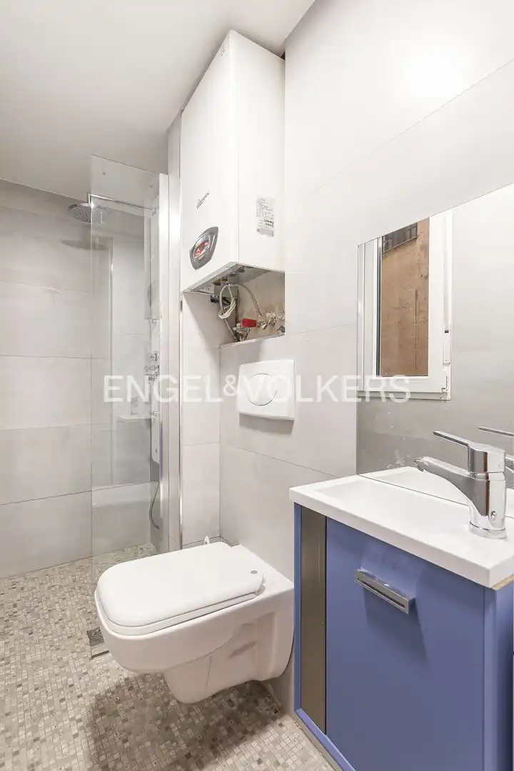 Bathroom of Flat for rent in Madrid  with Air Conditioner, Heating and Balcony