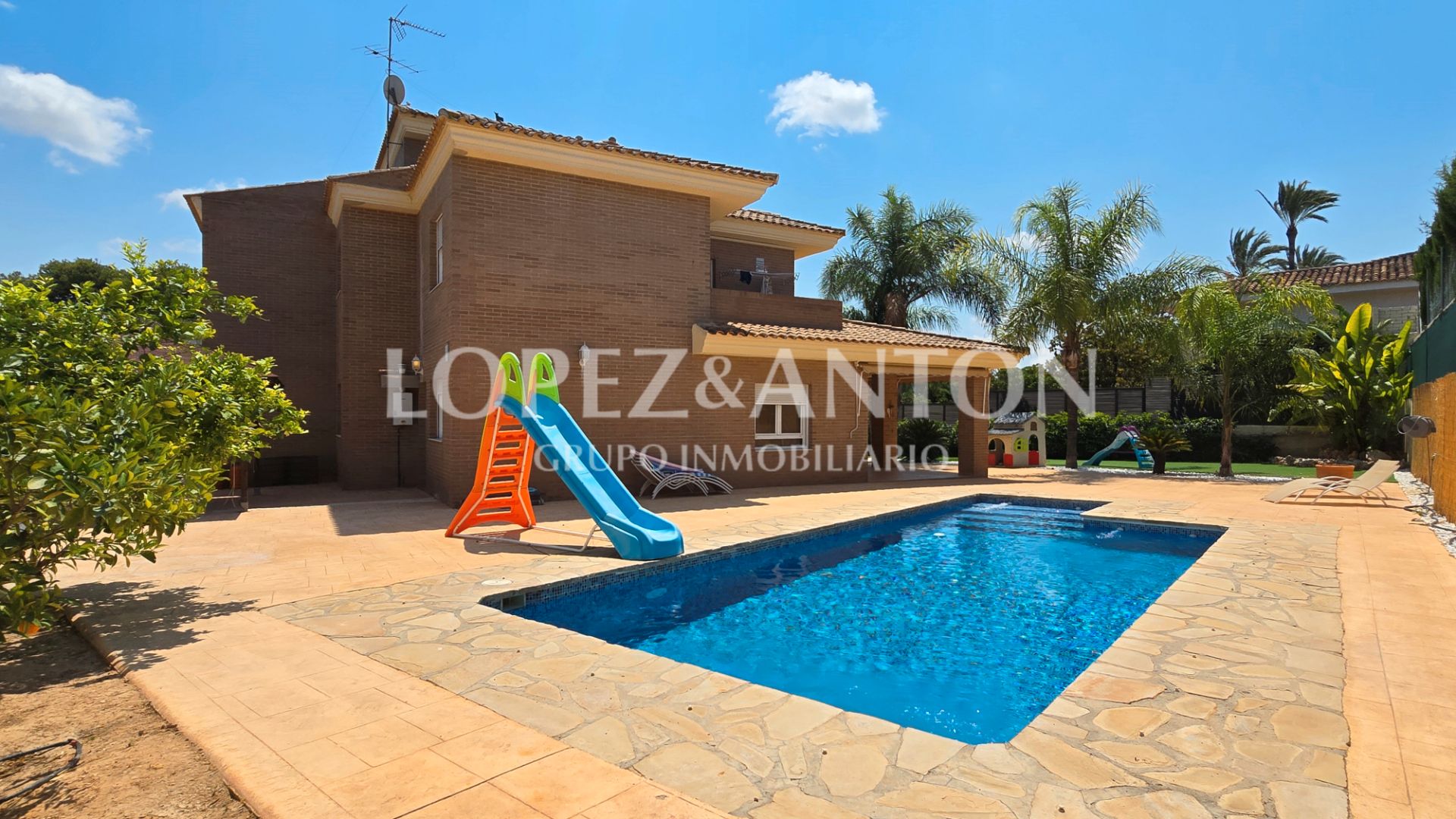 Vista exterior de Casa o chalet en venta en L'Eliana con Aire acondicionado, Calefacción y Jardín privado