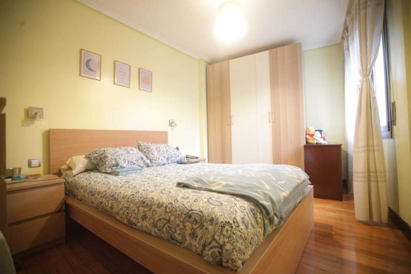 Schlafzimmer von Wohnung miete in Basauri  mit Heizung, Möbliert und Balkon