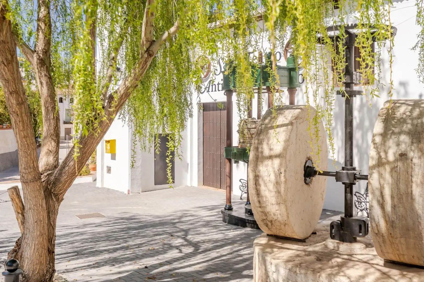 Vista exterior de Casa o xalet en venda en El Pinar amb Aire condicionat, Jardí privat i Terrassa