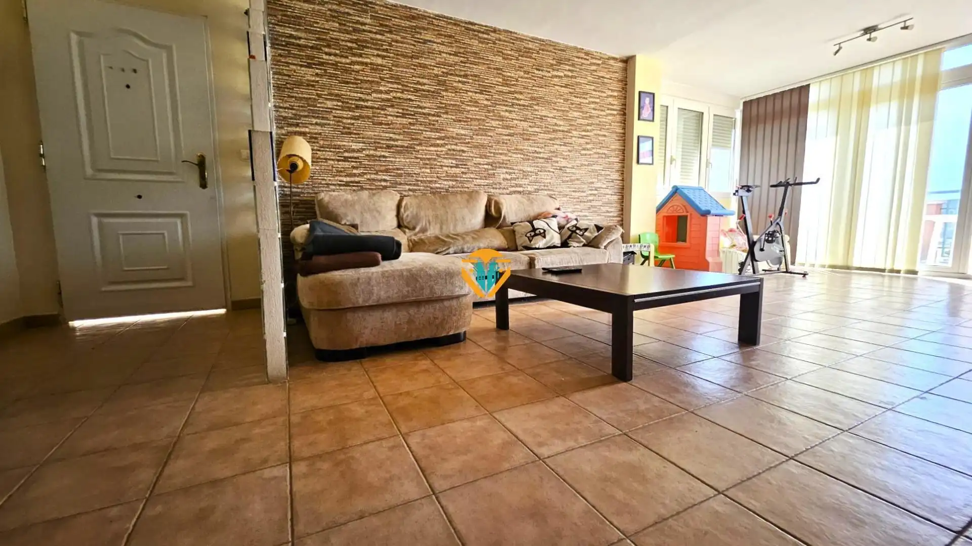 Wohnzimmer von Einfamilien-Reihenhaus zum Verkauf in Finestrat mit Klimaanlage, Privatgarten und Terrasse