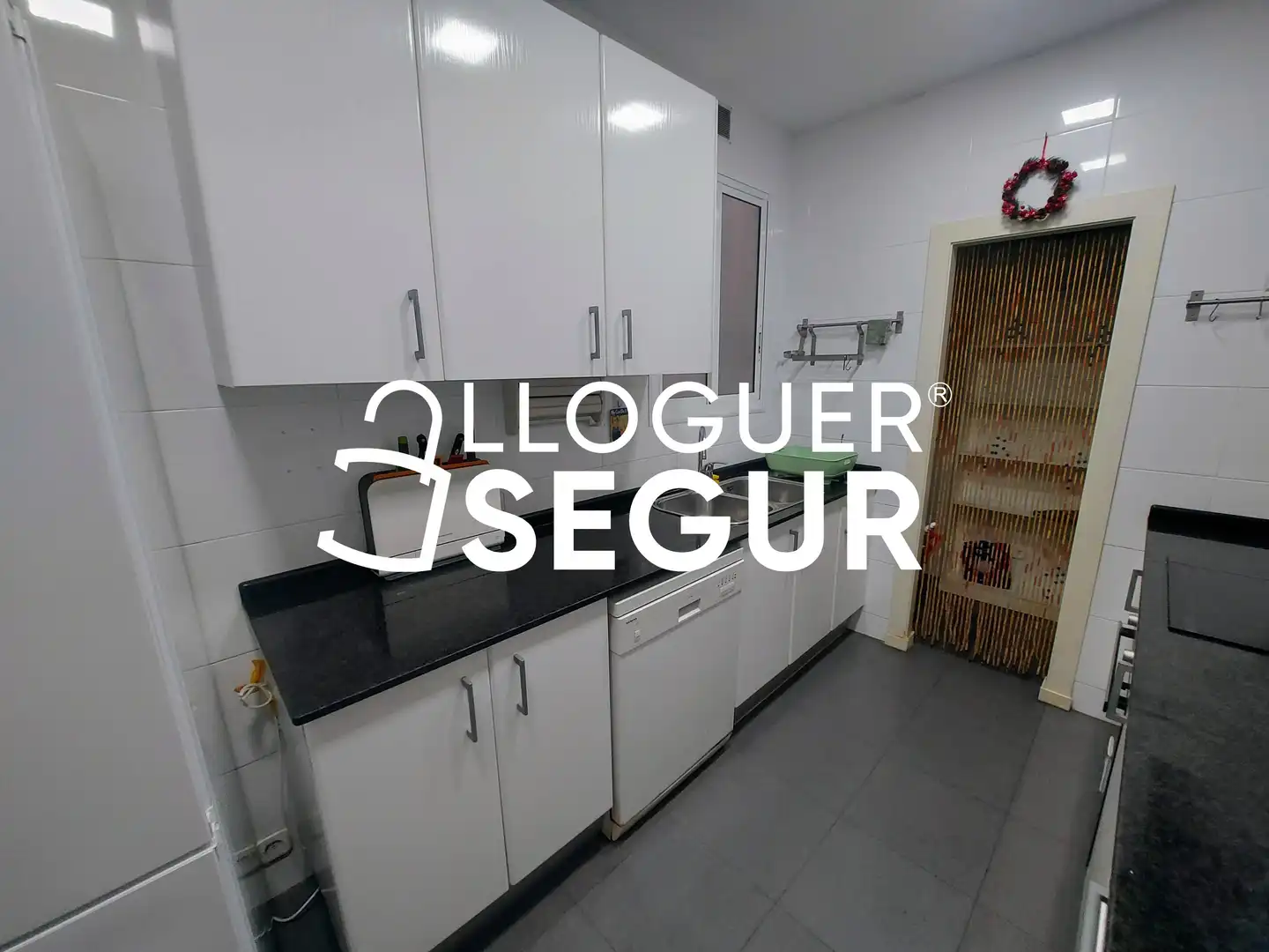 Cuina de Pis de lloguer en Barcelona amb Aire condicionat, Calefacció i Moblat
