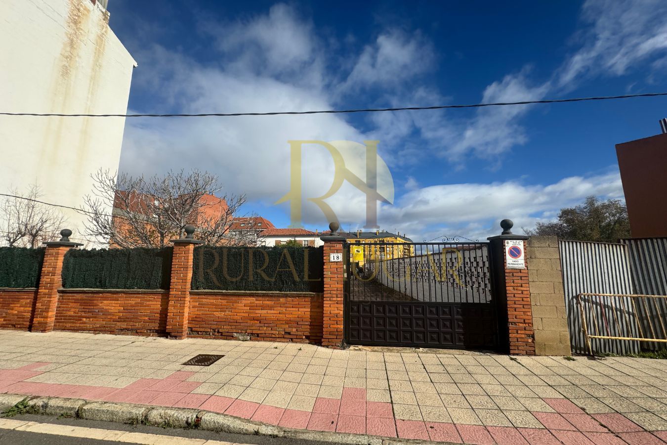 Exterior view of House or chalet for sale in León Capital   with Heating, Private garden and Parquet flooring