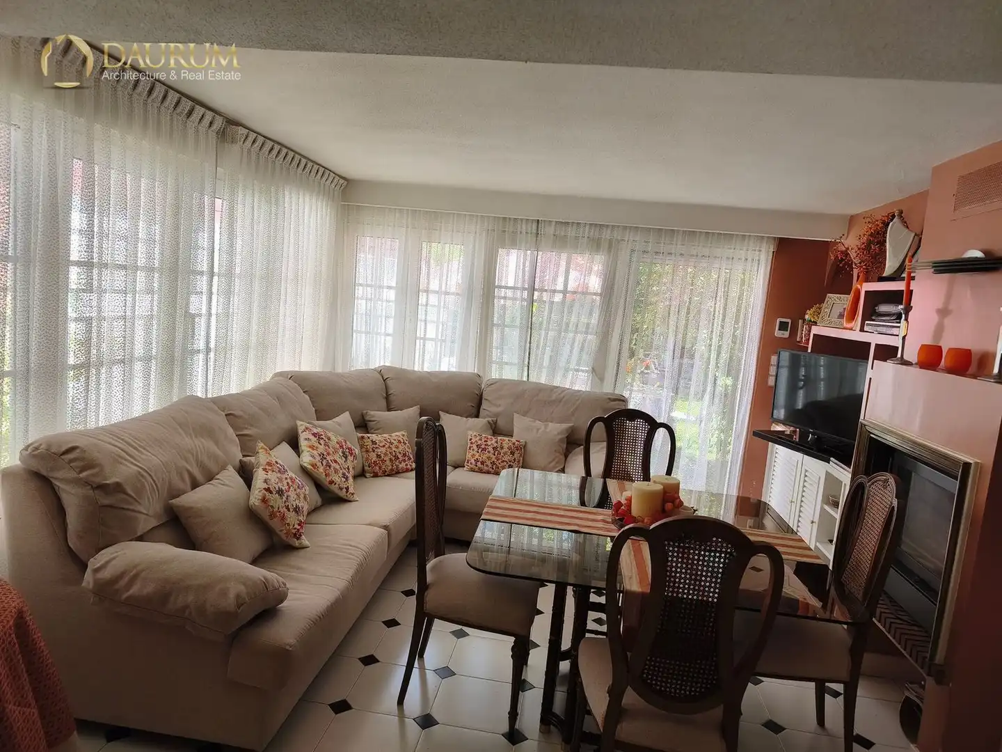 Sala de estar de Casa adosada en venta en Boadilla del Monte con Aire acondicionado, Calefacción y Jardín privado