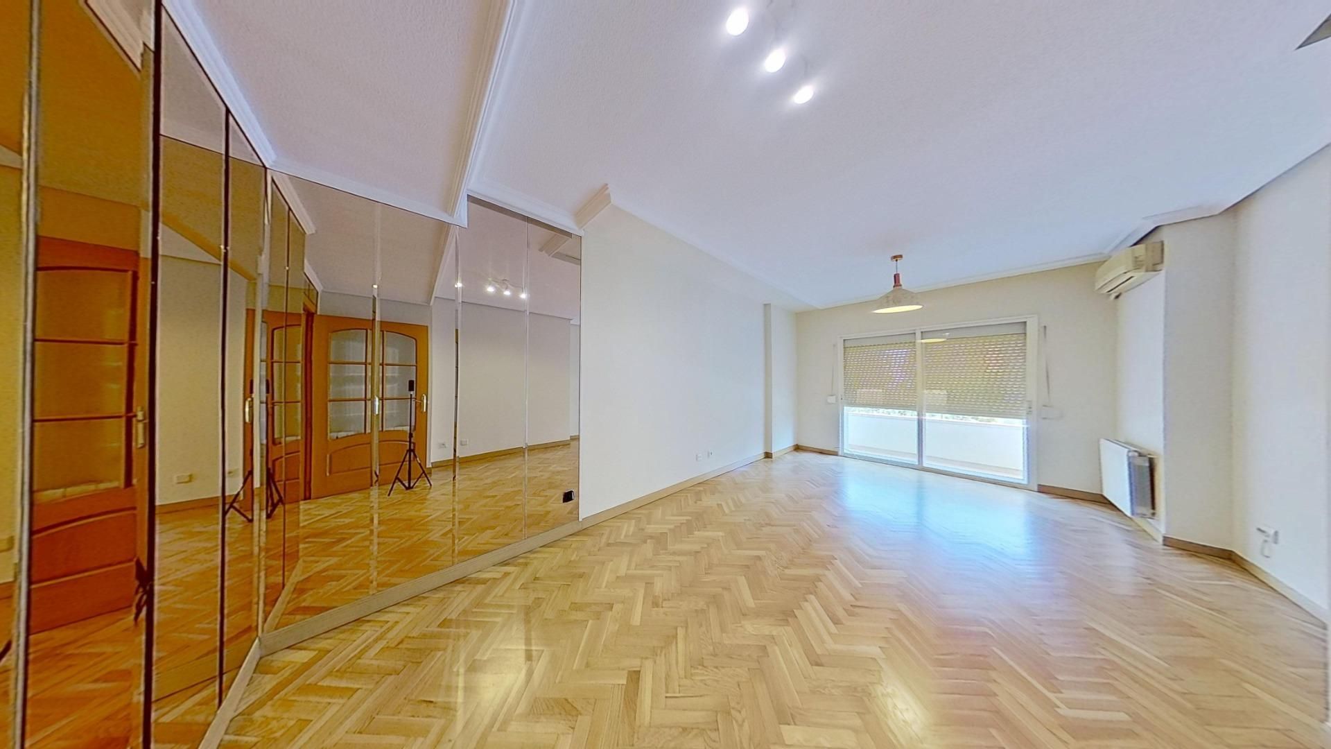 Living room of Flat to rent in  Madrid Capital  with Air Conditioner, Heating and Private garden