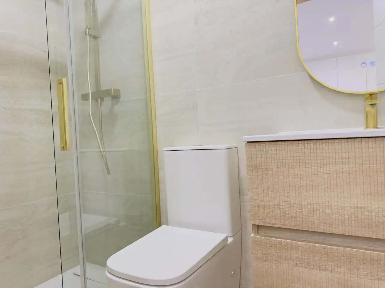 Badezimmer von Wohnung zum Verkauf in Madrid mit Klimaanlage, Heizung und Möbliert