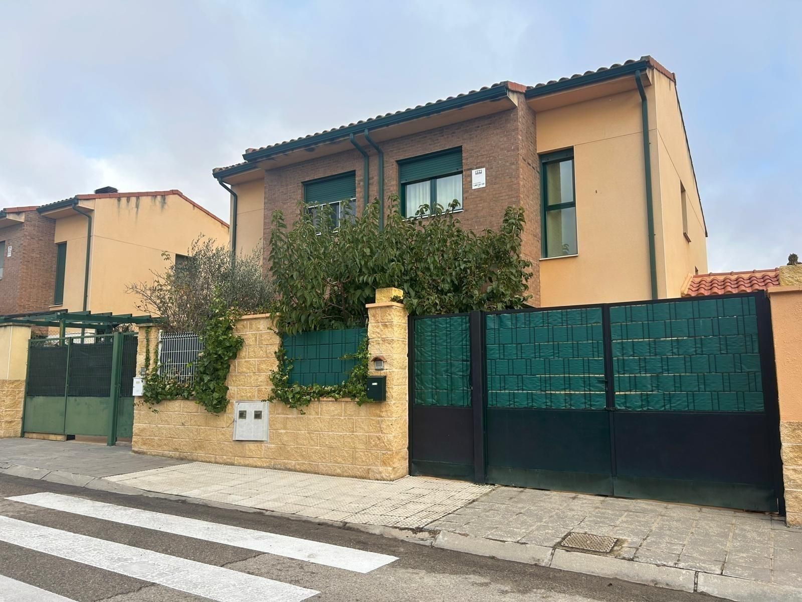 Vista exterior de Casa adosada en venda en Pioz amb Calefacció i Jardí privat