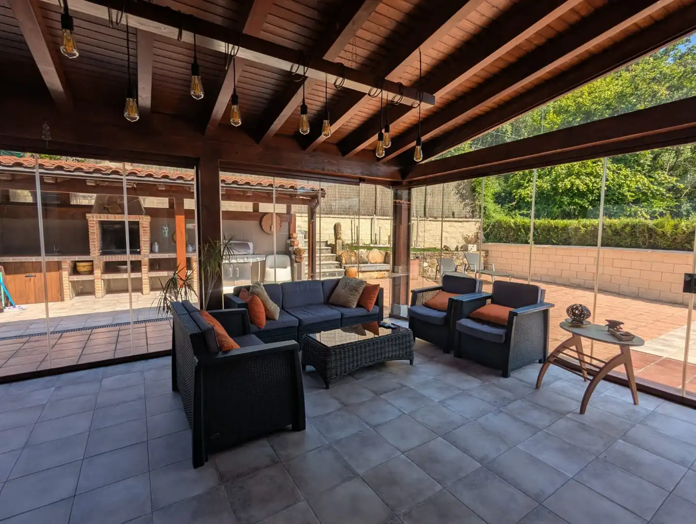 Terrasse von Einfamilien-Reihenhaus zum Verkauf in Amorebieta-Etxano mit Privatgarten, Terrasse und Balkon