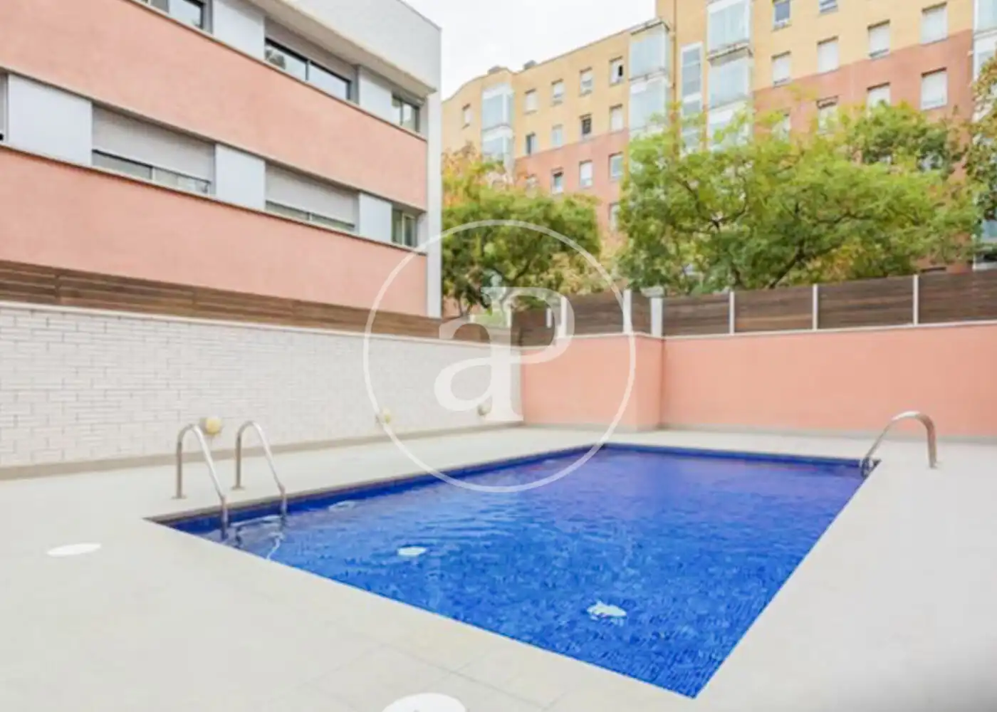 Schwimmbecken von Wohnung zum Verkauf in Barcelona mit Klimaanlage, Heizung und Privatgarten