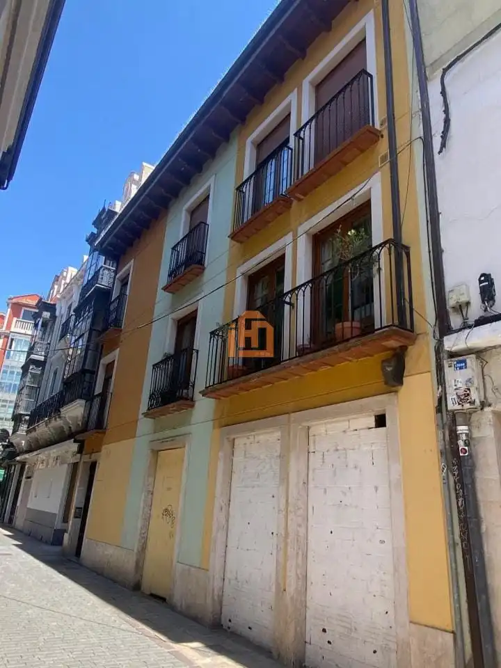 Vista exterior de Apartament en venda en León Capital  amb Calefacció i Traster