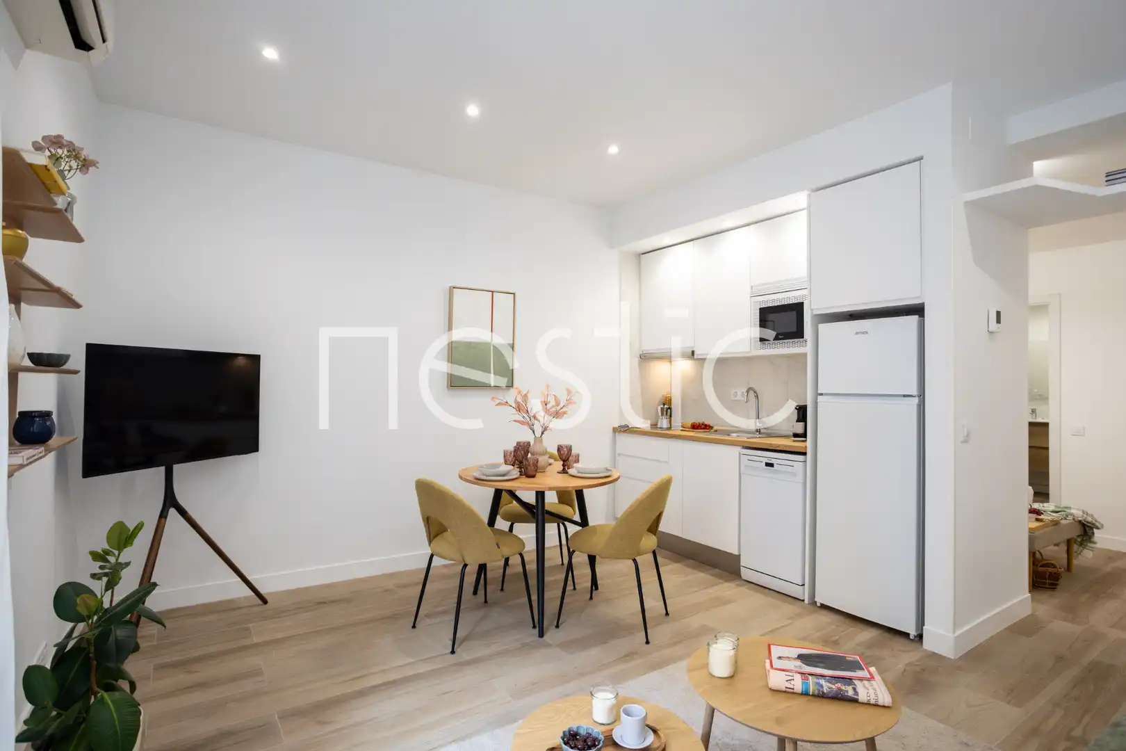 Cuina de Apartament de lloguer en Madrid amb Aire condicionat, Calefacció i Moblat