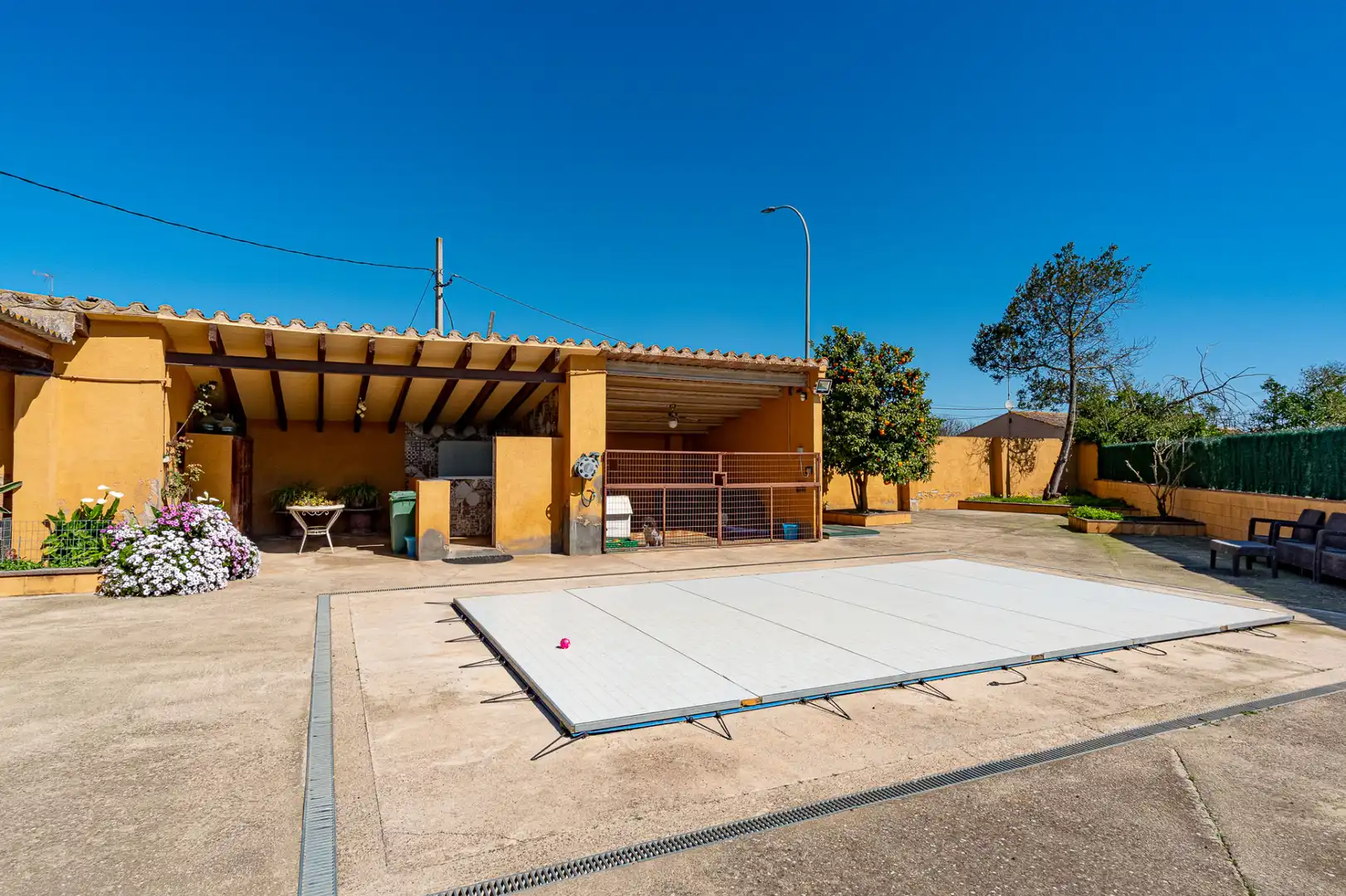 Vista exterior de Casa o chalet en venta en Verges con Aire acondicionado, Jardín privado y Piscina
