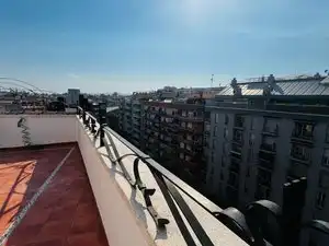 Vista exterior de Àtic en venda en Barcelona amb Aire condicionat, Terrassa i Forn