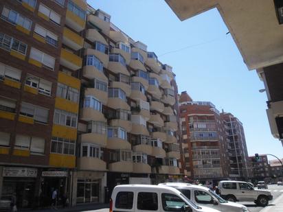 Vista exterior de Dúplex en venda en León Capital  amb Calefacció, Parquet i Terrassa