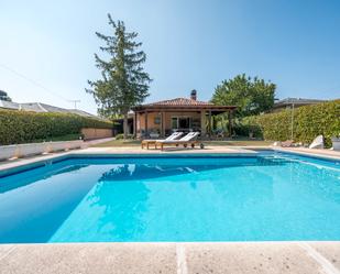 Swimming pool of House or chalet for sale in Sevilla la Nueva  with Air Conditioner, Terrace and Swimming Pool