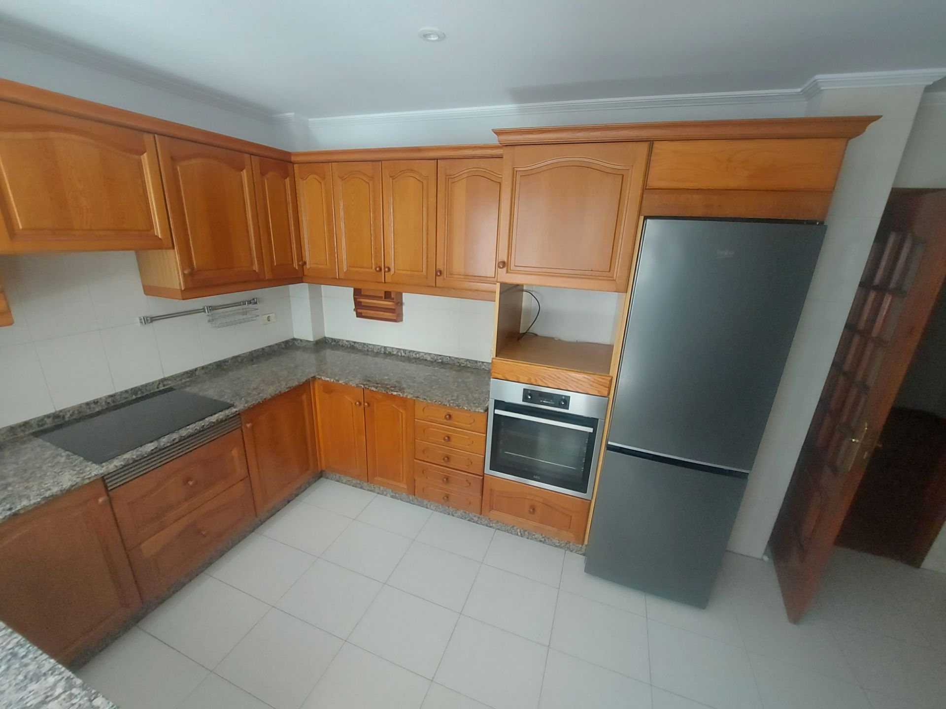 Kitchen of Flat to rent in Vigo   with Parquet flooring, Storage room and Oven
