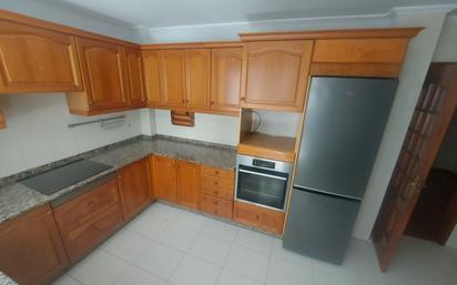 Kitchen of Flat to rent in Vigo   with Parquet flooring, Storage room and Oven