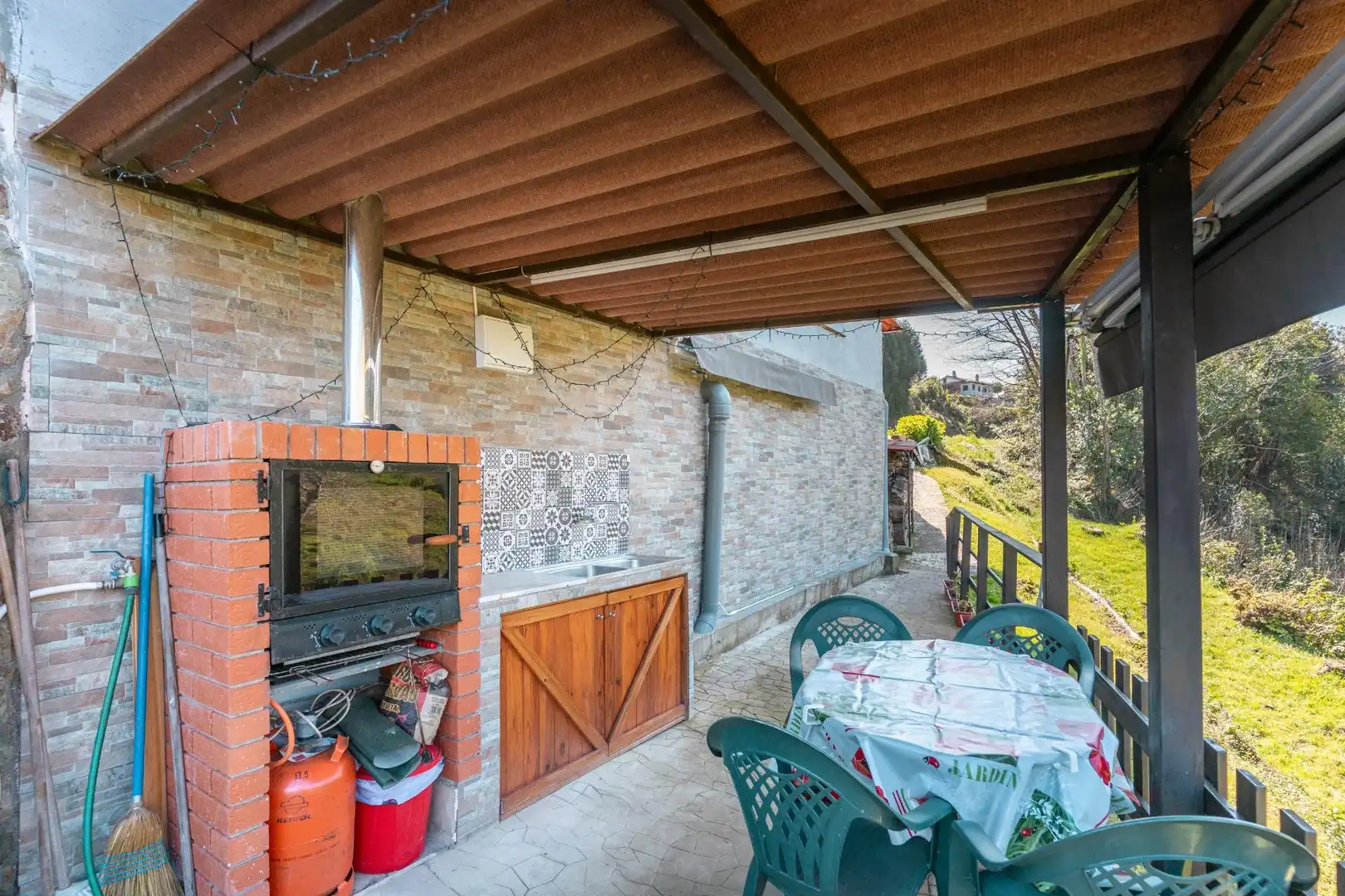 Terrassa de Casa o xalet en venda en Muros de Nalón amb Calefacció, Jardí privat i Traster