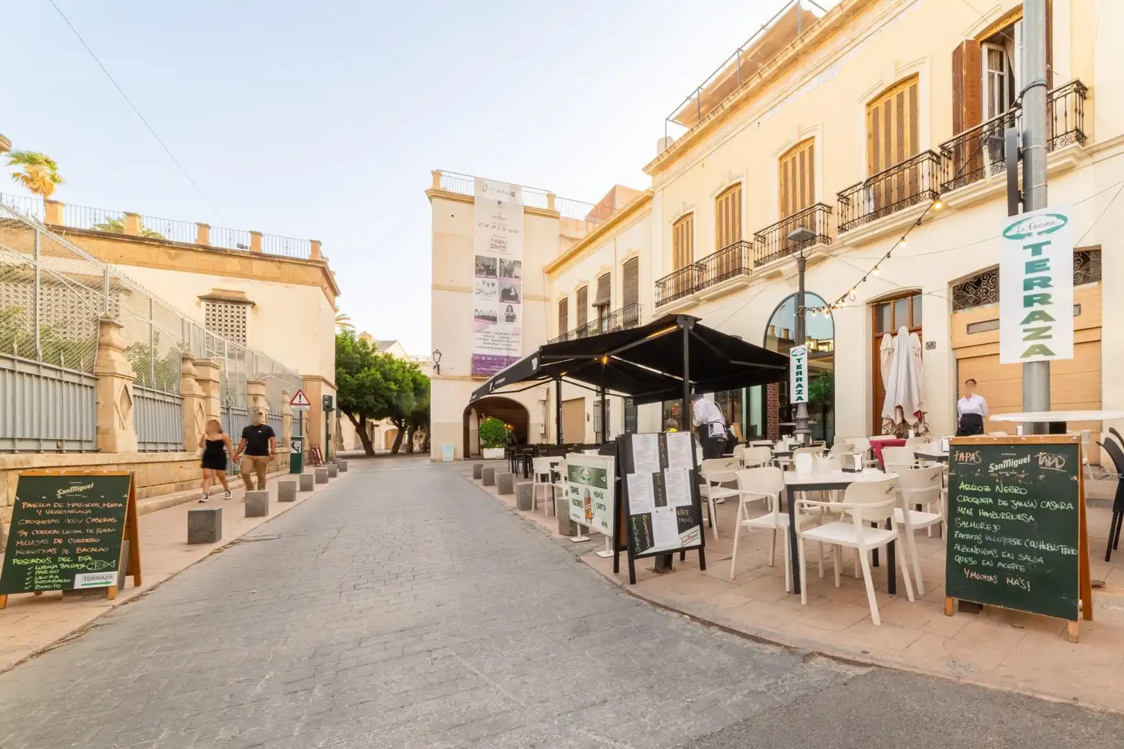 Außenansicht von Geschaftsraum zum Verkauf in Almería mit Klimaanlage und Möbliert