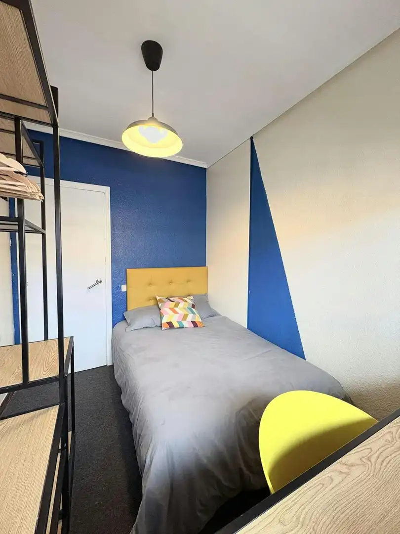 Bedroom of Flat for share in Madrid  with Heating, Furnished and Washing machine