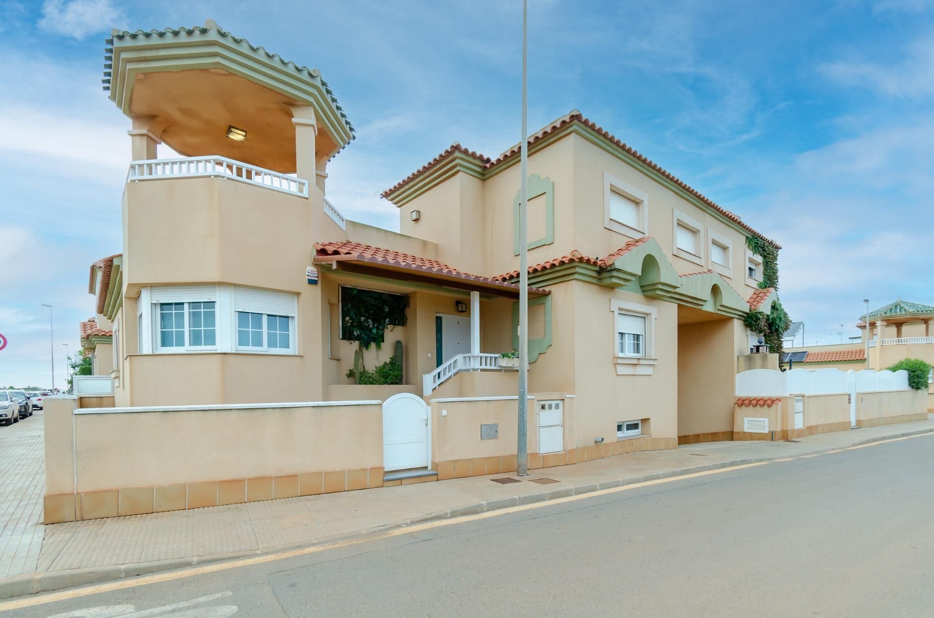 Vista exterior de Casa o xalet en venda en Cartagena amb Jardí privat i Terrassa