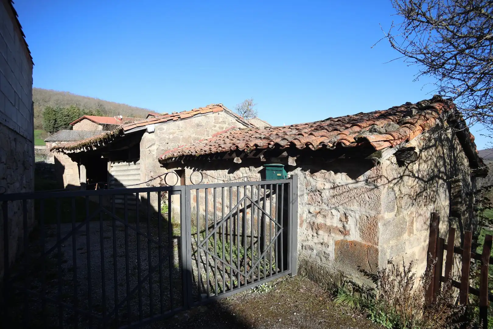 Außenansicht von Country house zum Verkauf in Valdeprado del Río mit Privatgarten