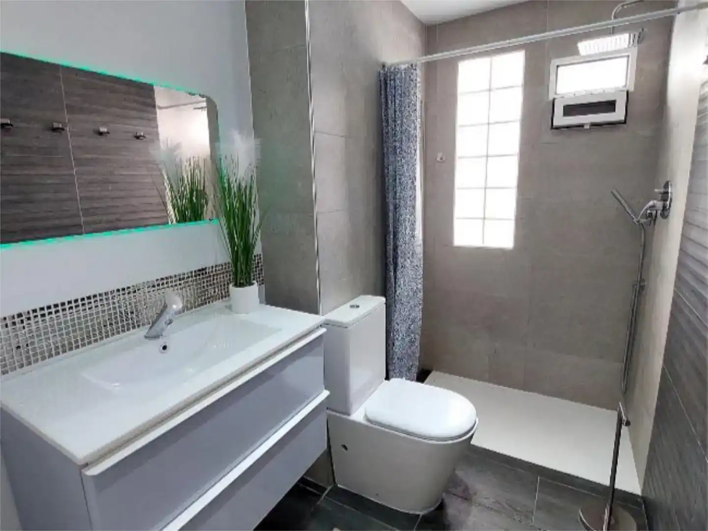Bathroom of Flat for share in Elda  with Air Conditioner, Parquet flooring and Furnished
