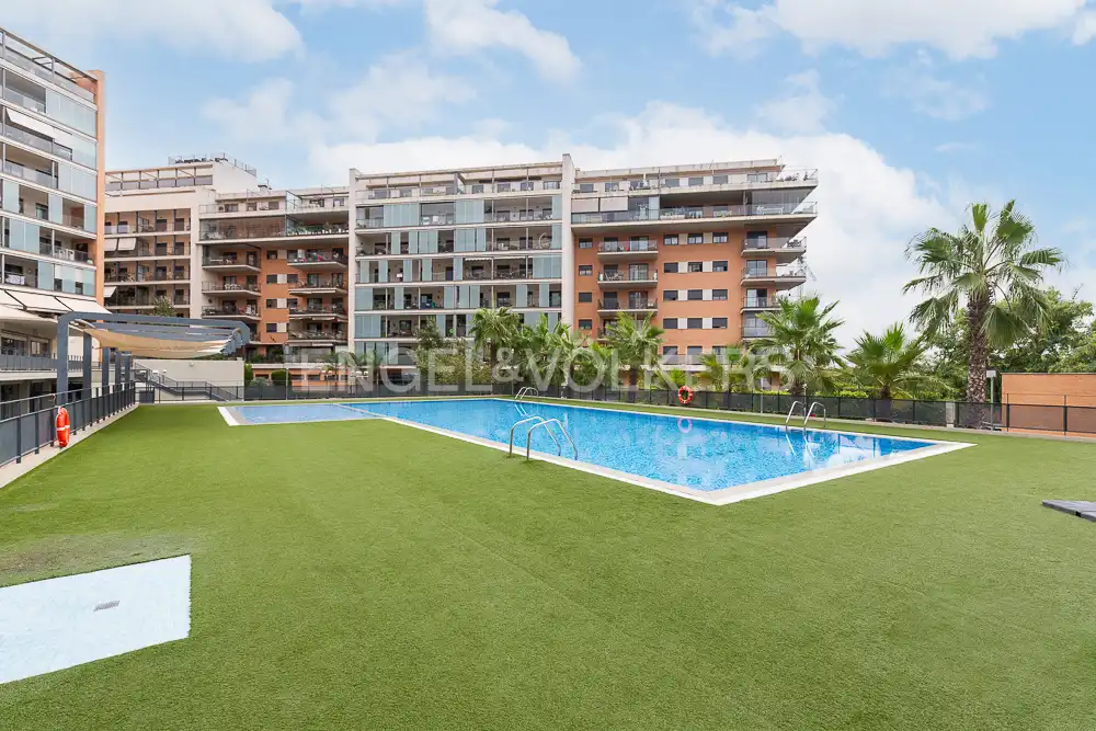 Swimming pool of Flat for rent in Paterna  with Air Conditioner, Heating and Parquet flooring