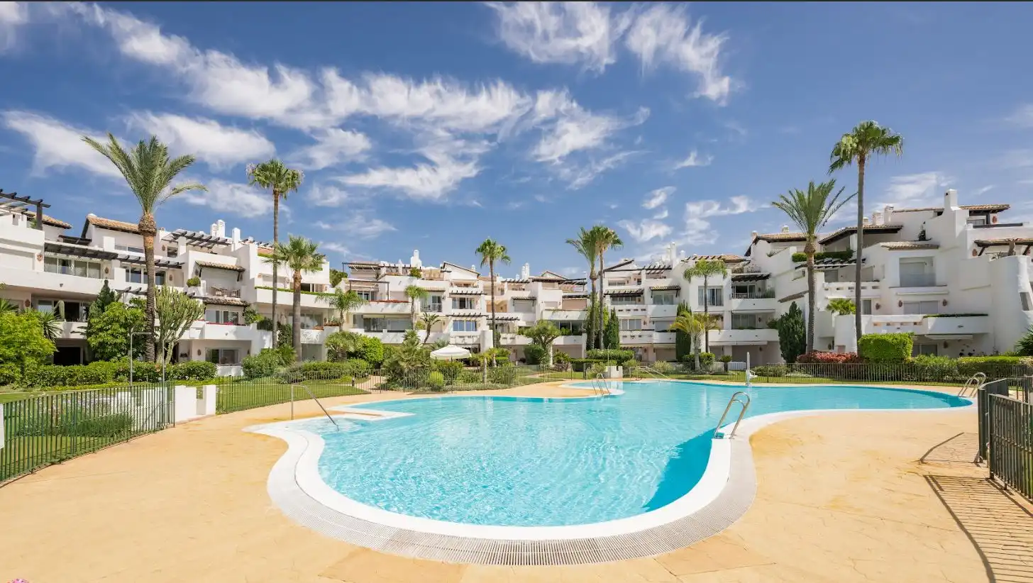 Vista exterior de Planta baixa en venda en Estepona amb Aire condicionat, Calefacció i Jardí privat