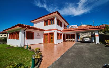 Vista exterior de Casa o xalet en venda en Llanes amb Calefacció, Jardí privat i Traster