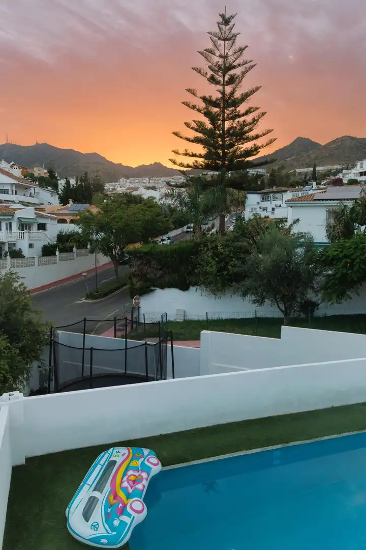 Vista exterior de Casa o xalet en venda en Benalmádena amb Aire condicionat, Calefacció i Jardí privat