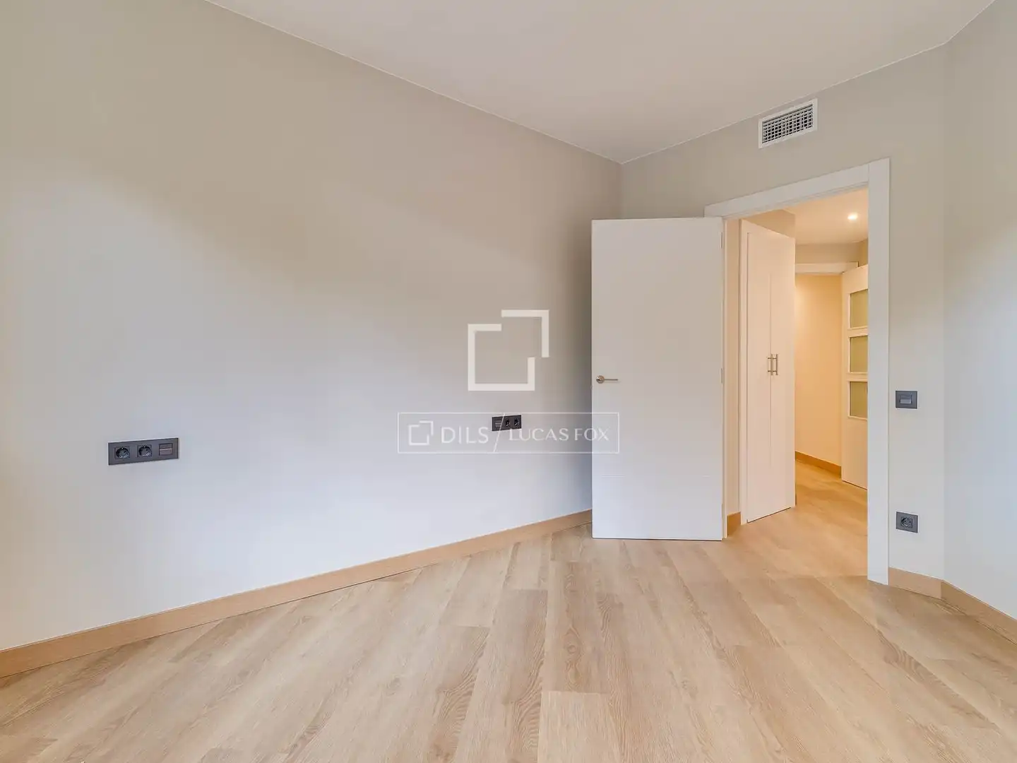 Bedroom of Flat for rent in Barcelona  with Air Conditioner and Parquet flooring