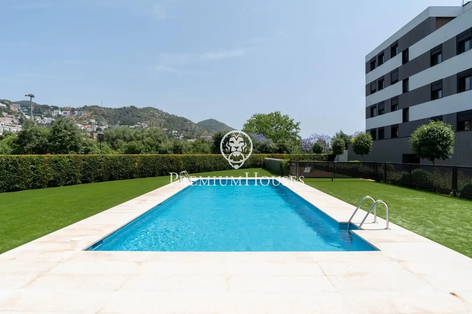 Schwimmbecken von Erdgeschoss zum Verkauf in Sitges mit Klimaanlage, Privatgarten und Parkett